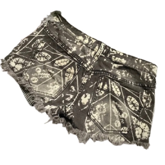 Free People Brown Distressed Acid Wash Leaf Print Cutoff Shorts- Size 26 - Picture 3 of 4